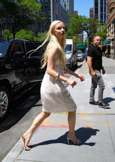 Anya Taylor-Joy feet photo thumbnail
