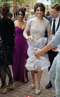 Selena Gomez feet photo thumbnail