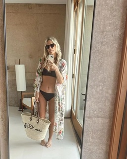 Molly Sims feet photo thumbnail