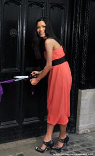 Freida Pinto feet photo thumbnail