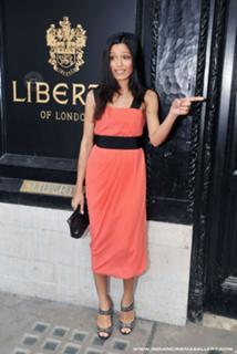 Freida Pinto feet photo thumbnail