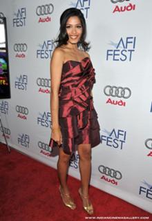 Freida Pinto feet photo thumbnail