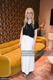 Dakota Fanning feet photo thumbnail