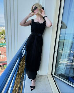 Elle Fanning feet photo thumbnail