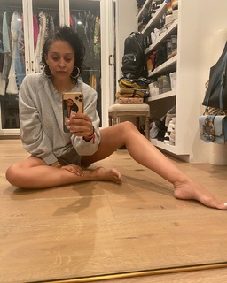 Tia Mowry feet photo thumbnail