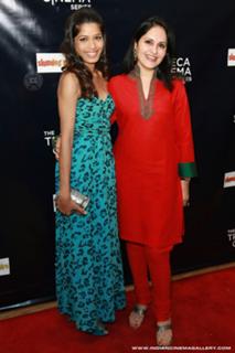 Freida Pinto feet photo thumbnail