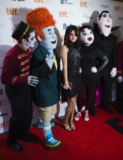 Selena Gomez feet photo thumbnail