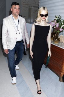 Elle Fanning feet photo thumbnail