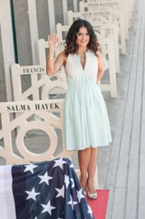 Salma Hayek feet photo thumbnail