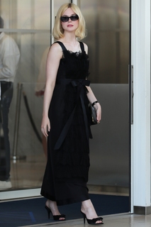 Elle Fanning feet photo thumbnail