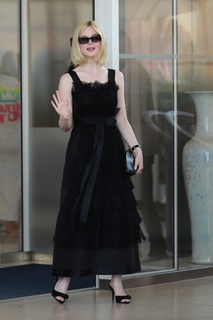 Elle Fanning feet photo thumbnail