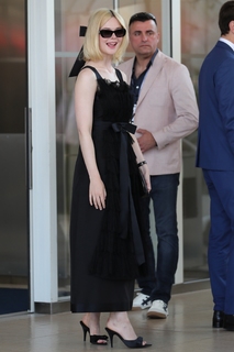 Elle Fanning feet photo thumbnail