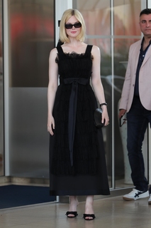 Elle Fanning feet photo thumbnail