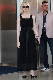 Elle Fanning feet photo thumbnail