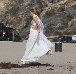 Rosie Huntington-Whiteley feet photo thumbnail