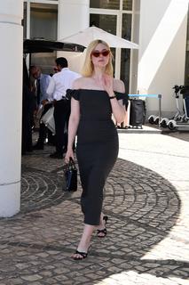 Elle Fanning feet photo thumbnail
