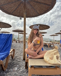 Xenia Tchoumitcheva feet photo thumbnail