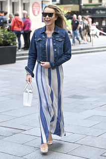Amanda Holden feet photo thumbnail