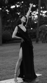 Eiza González feet photo thumbnail