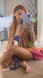 Halle Bailey feet photo thumbnail