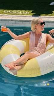 Julianne Hough feet photo thumbnail