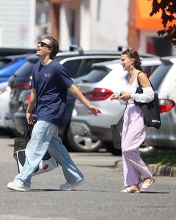 Millie Bobby Brown feet photo thumbnail