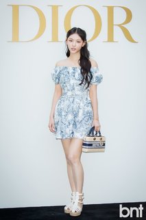Hae-rin Kang feet photo 2