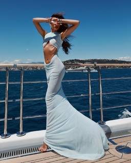 Izabel Goulart feet photo thumbnail