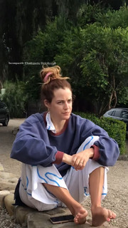 Riley Keough feet photo thumbnail