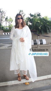 Kriti Sanon feet photo thumbnail