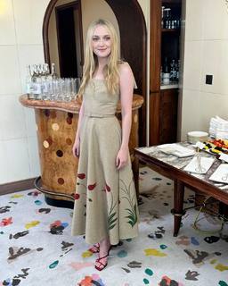 Dakota Fanning feet photo thumbnail