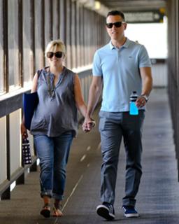 Reese Witherspoon feet photo thumbnail