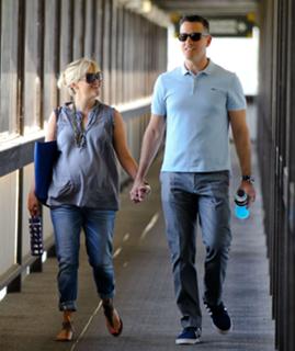 Reese Witherspoon feet photo thumbnail