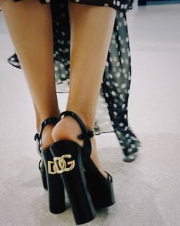 Victoria Justice feet photo thumbnail