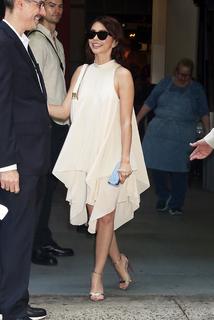 Sarah Hyland feet photo thumbnail