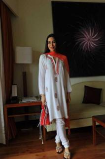 Karisma Kapoor feet photo thumbnail