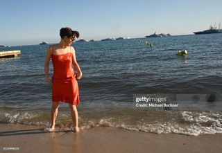 Aubrey Plaza feet photo thumbnail