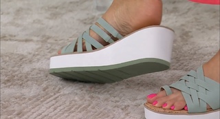 Courtney Khondabi feet photo thumbnail