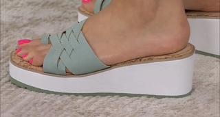 Courtney Khondabi feet photo thumbnail