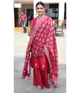 Alia Bhatt feet photo thumbnail
