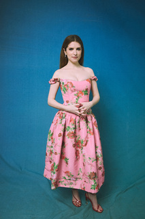 Anna Kendrick feet photo thumbnail