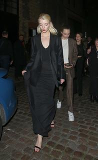 Anya Taylor-Joy feet photo thumbnail