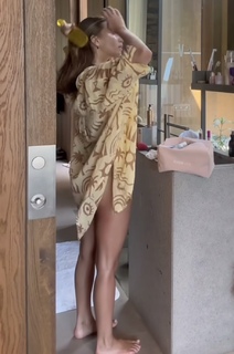 Julia Wieniawa-Narkiewicz feet photo thumbnail