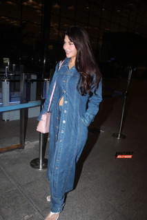 Jacqueline Fernandez feet photo thumbnail