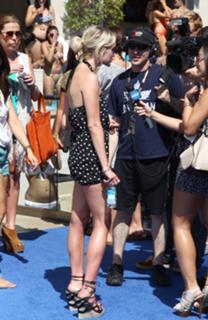 Ashlee Simpson feet photo thumbnail