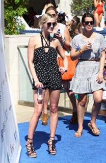 Ashlee Simpson feet photo thumbnail