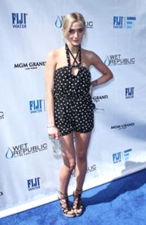 Ashlee Simpson feet photo thumbnail