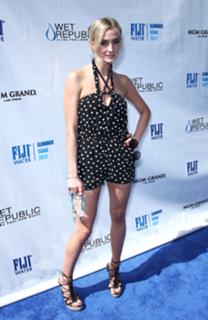 Ashlee Simpson feet photo thumbnail