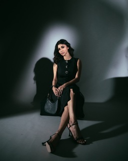Mouni Roy feet photo thumbnail