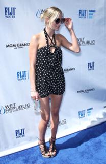 Ashlee Simpson feet photo thumbnail